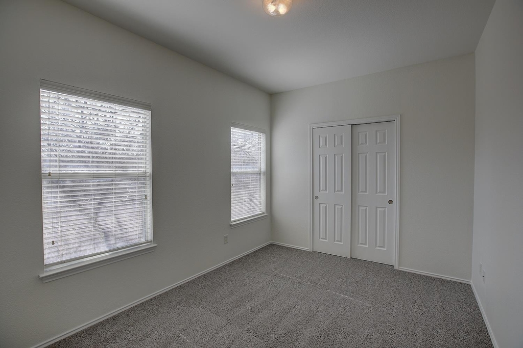 1102 E 3rd St - Photo 19