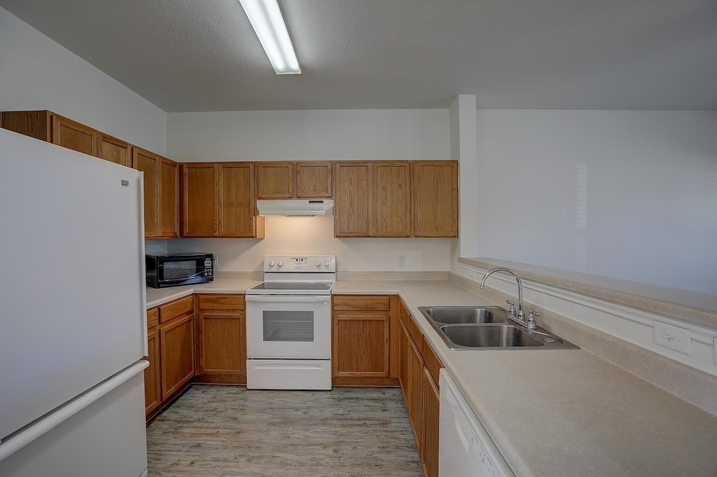 1102 E 3rd St - Photo 9