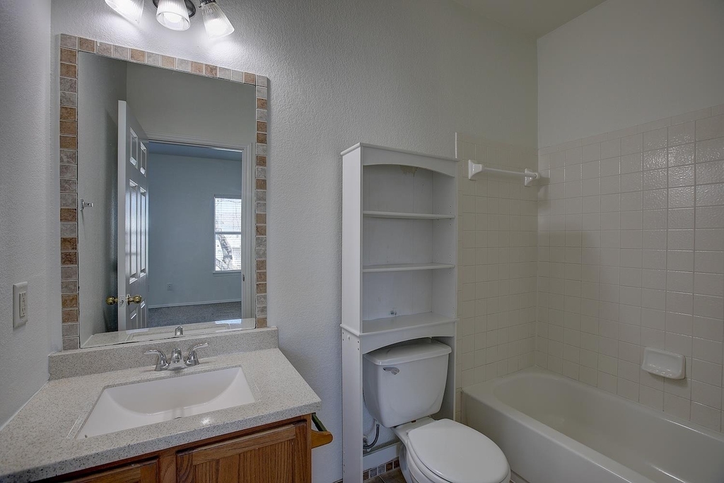 1102 E 3rd St - Photo 31