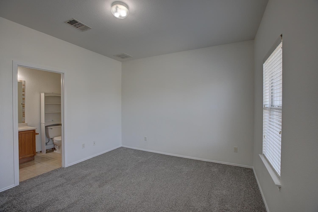 1102 E 3rd St - Photo 30
