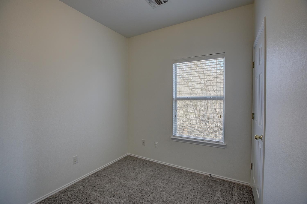 1102 E 3rd St - Photo 22