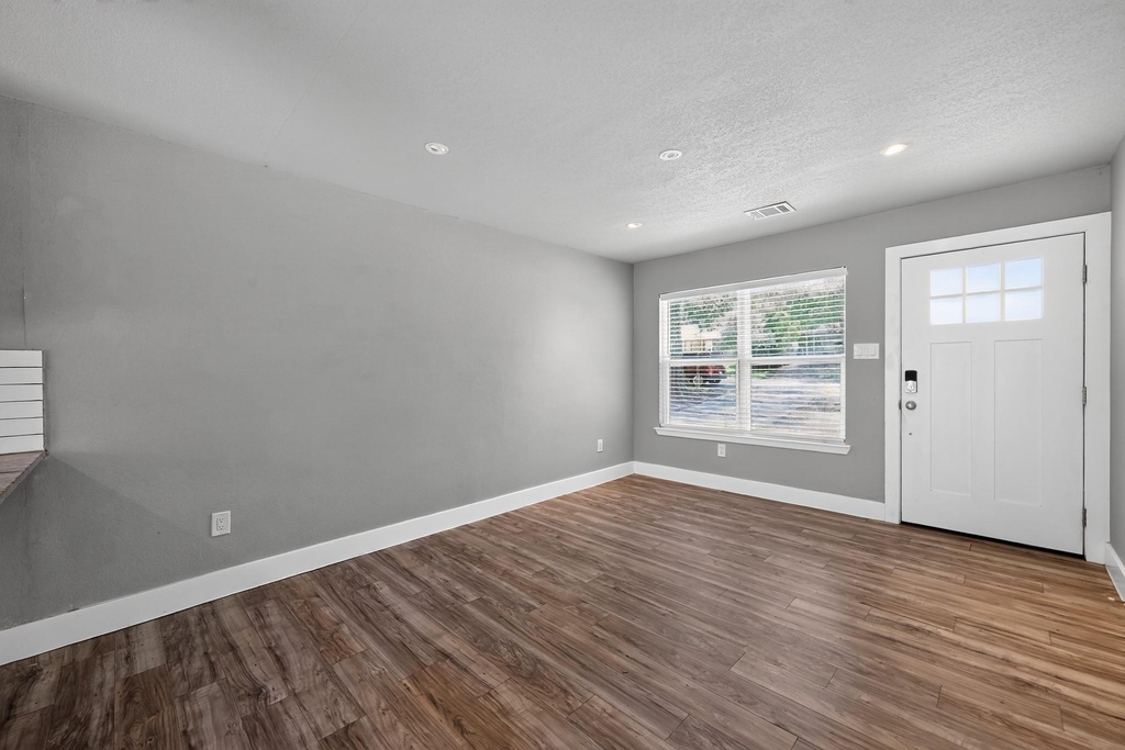 2321 Lakehurst Dr - Photo 7