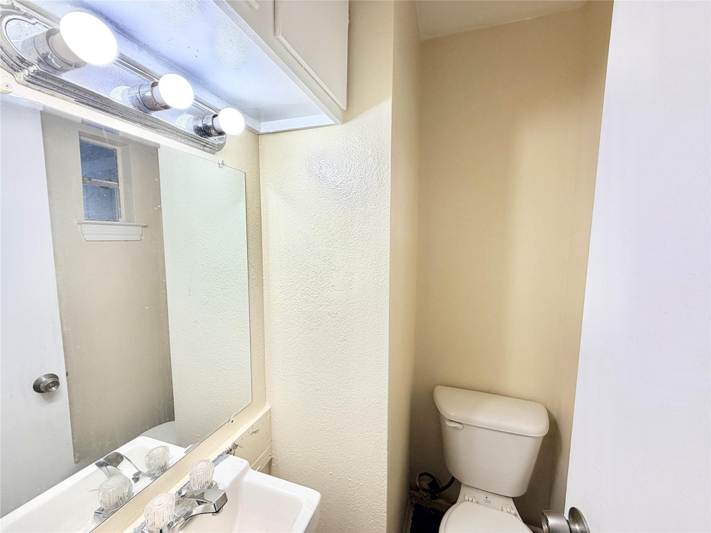 6257 Manor Rd - Photo 2