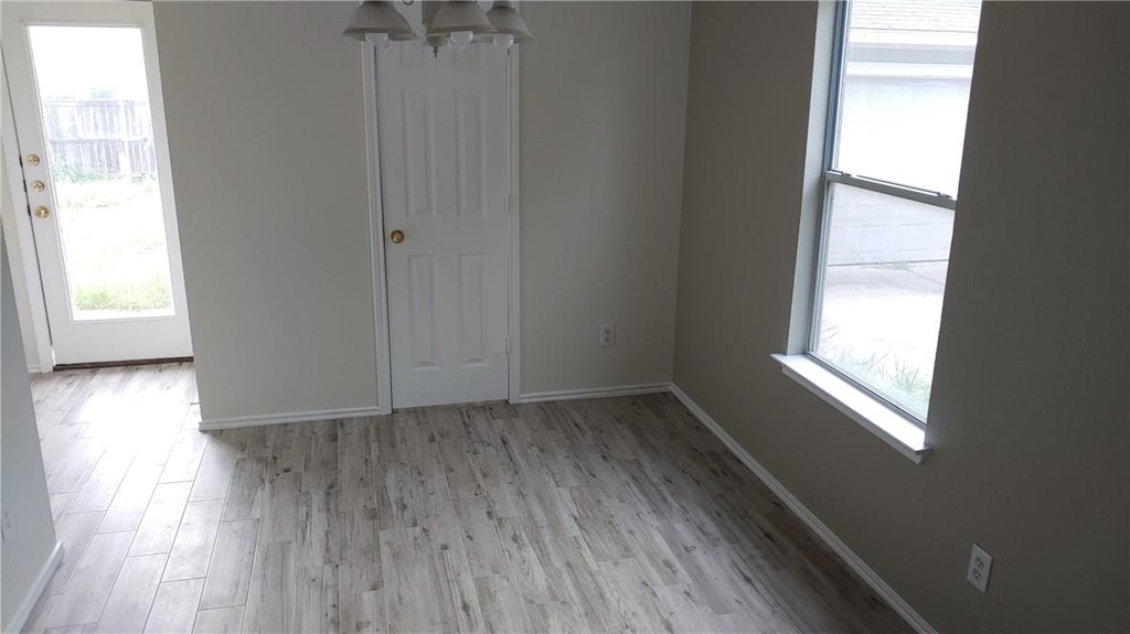 2739 Fairview Dr - Photo 2