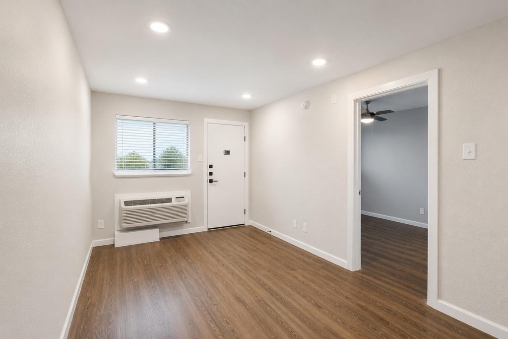 8214 N Interstate 35 Svrd Sb Highway - Photo 1