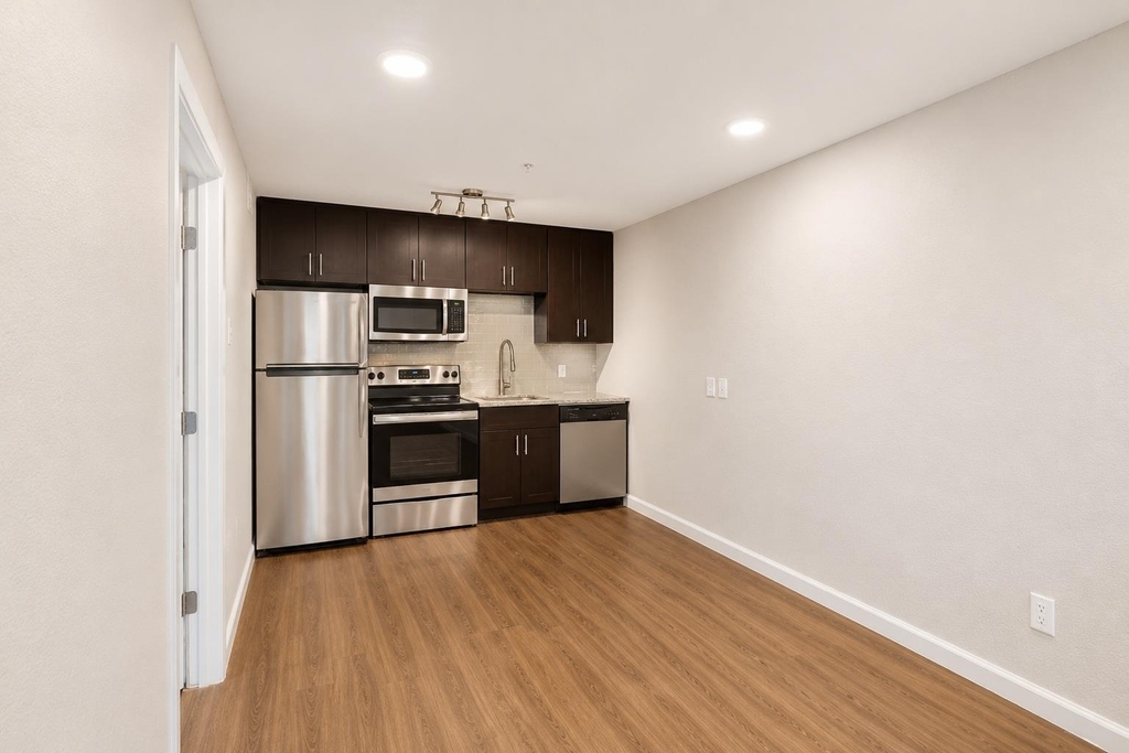 8214 N Interstate 35 Svrd Sb Highway - Photo 6
