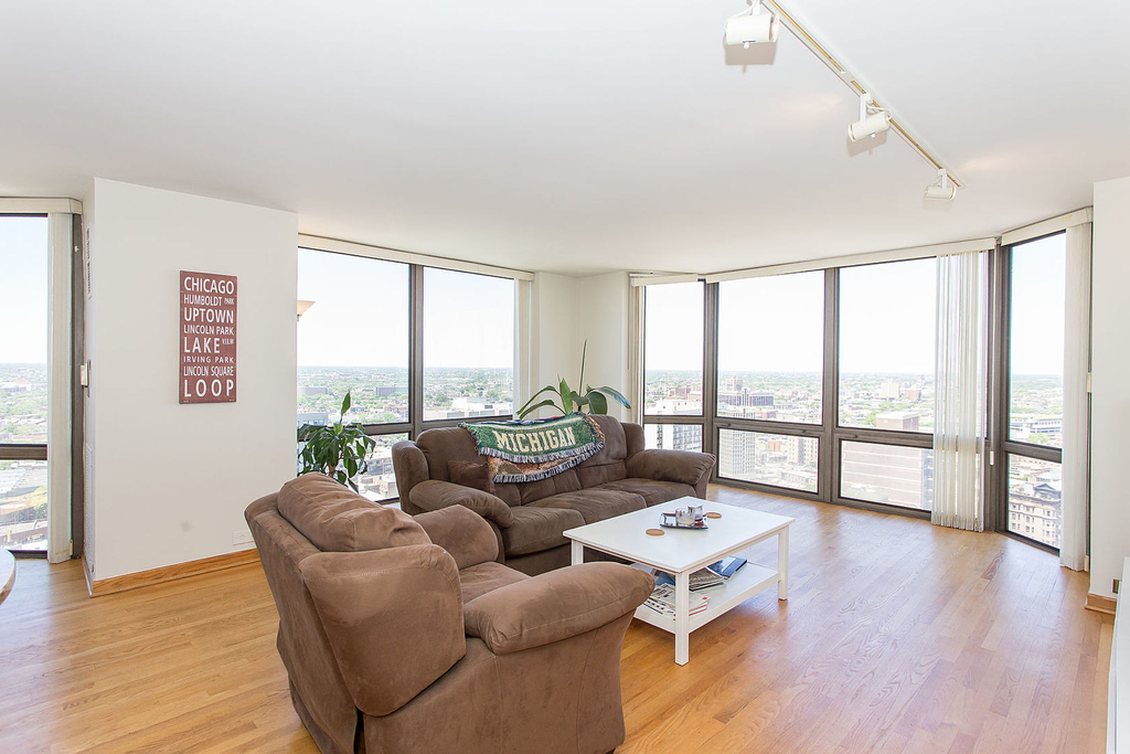 2650 N Lakeview Avenue - Photo 1