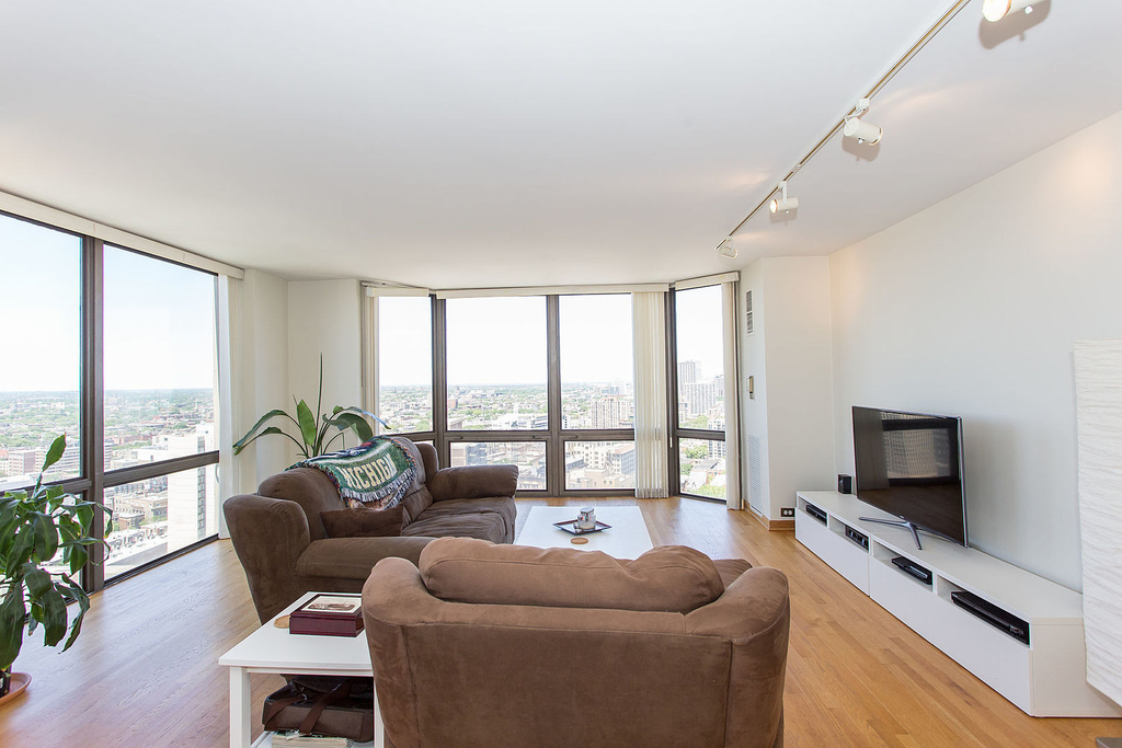 2650 N Lakeview Avenue - Photo 3