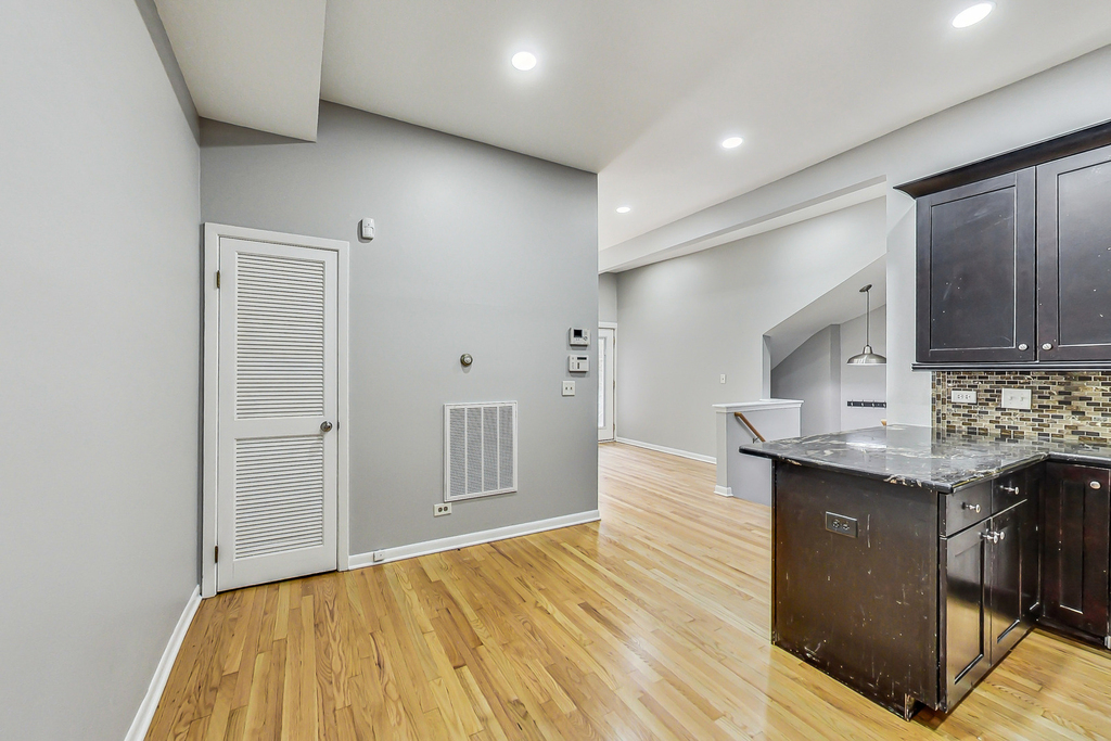 864 W Aldine Avenue - Photo 9