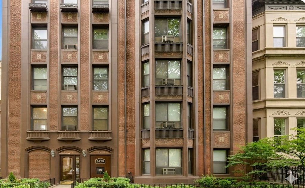 1430 N Dearborn Street - Photo 0