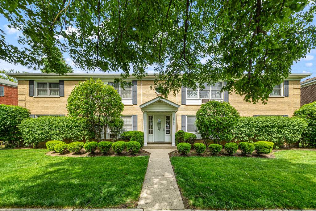 1702 E Northwest Highway - Photo 0