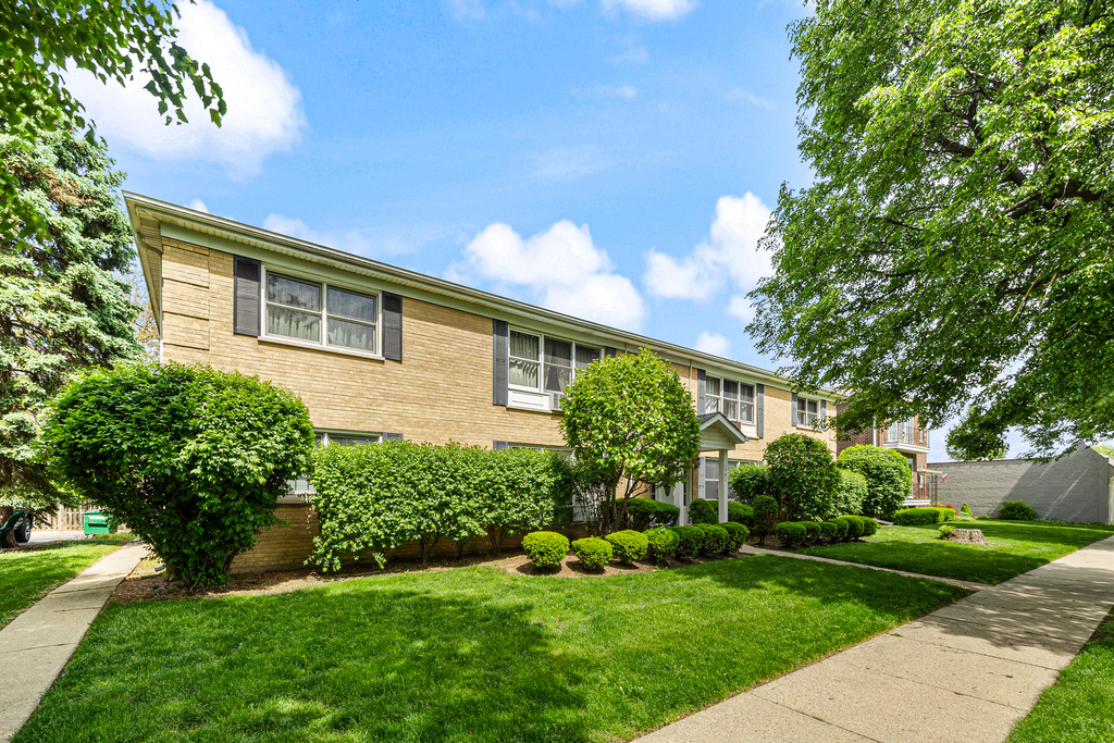 1702 E Northwest Highway - Photo 1