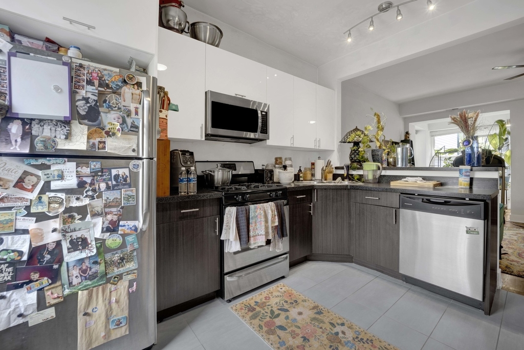3226 W Potomac Avenue - Photo 2