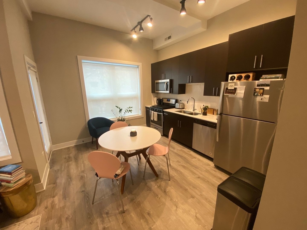933 W Belle Plaine Avenue - Photo 2