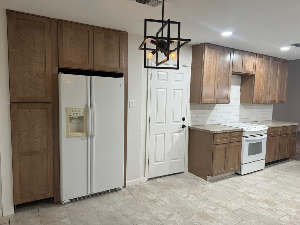 431 Evergreen Drive - Photo 2