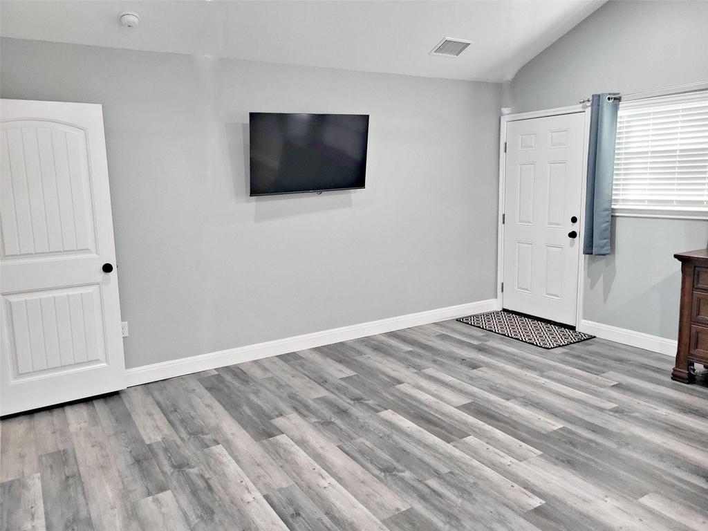 1526 Lakeside Drive W - Photo 17