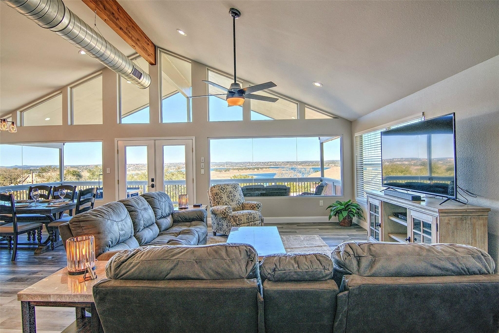1526 Lakeside Drive W - Photo 3