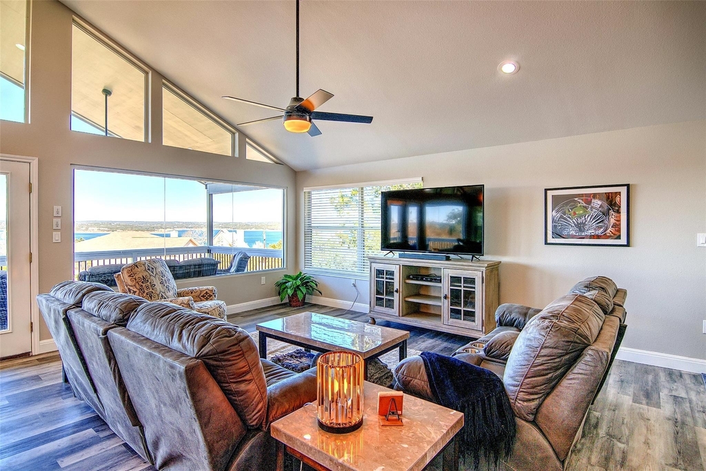 1526 Lakeside Drive W - Photo 4