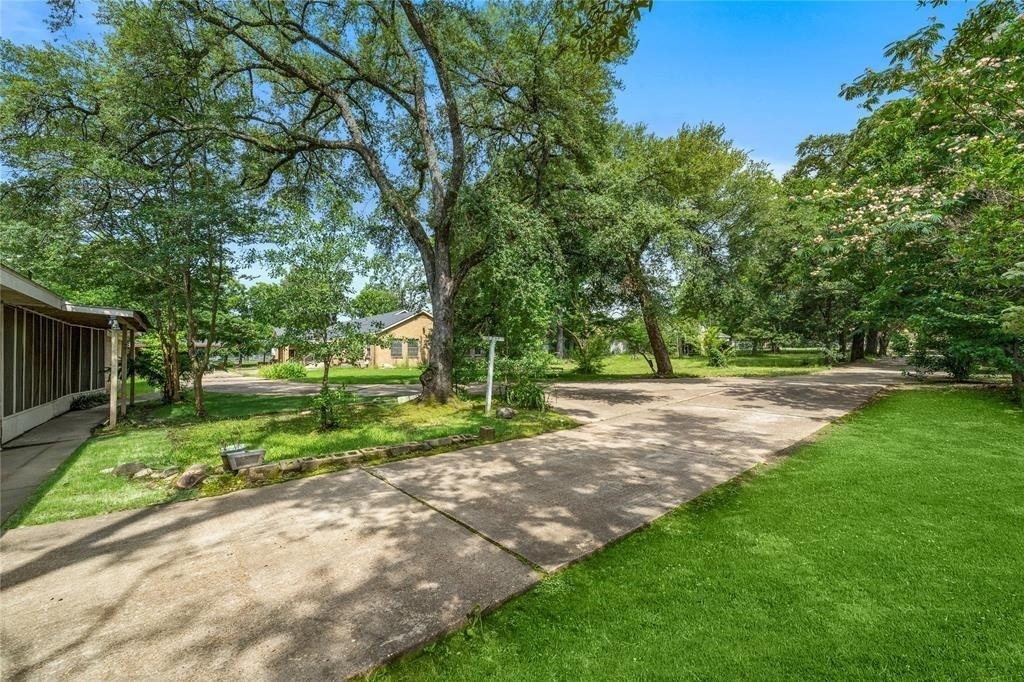 202 Avenue J - Photo 5