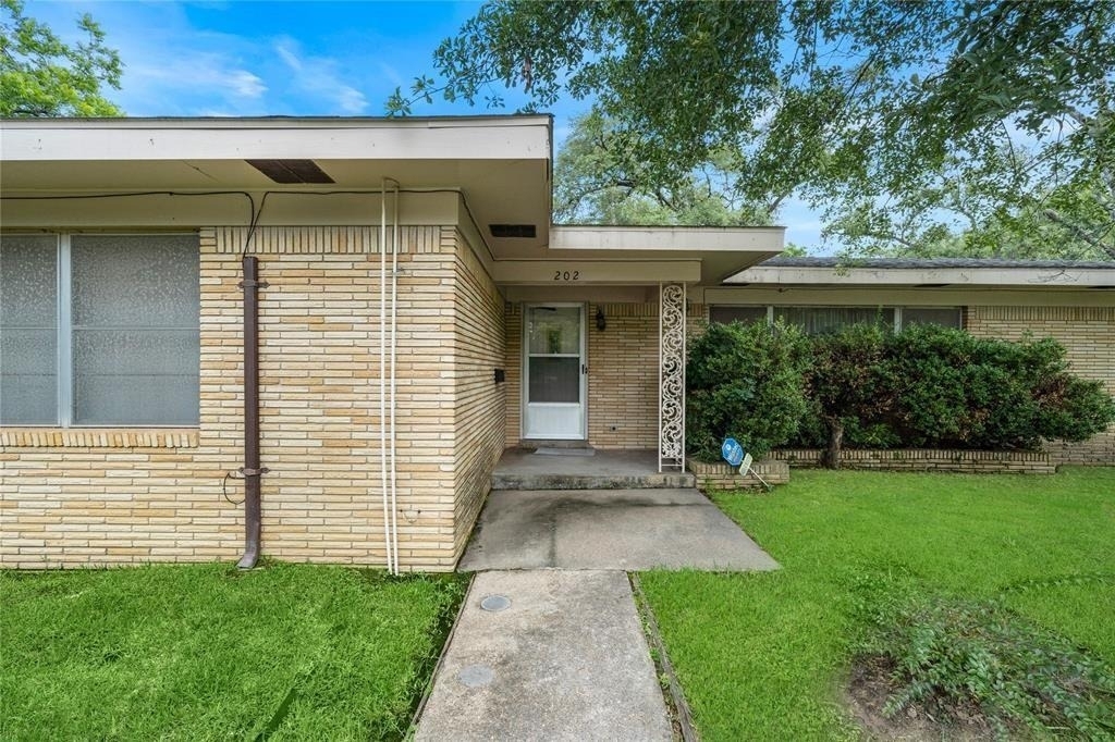 202 Avenue J - Photo 3