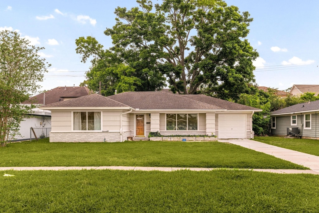 5127 Maple Street - Photo 1