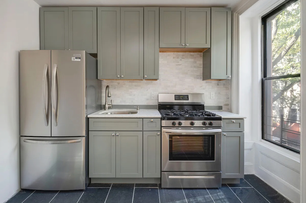 538 Pacific Street - Photo 2