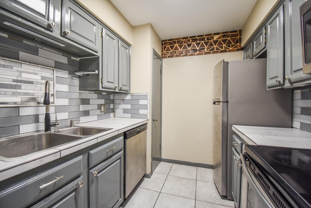 2507 Montrose Boulevard - Photo 11