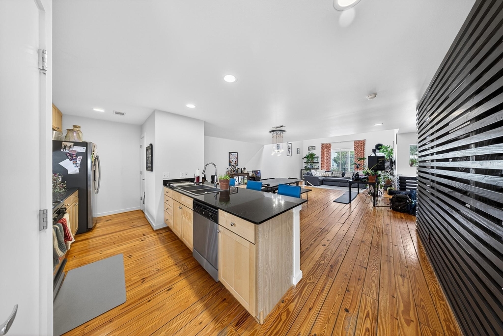 2809 Crawford Street - Photo 2
