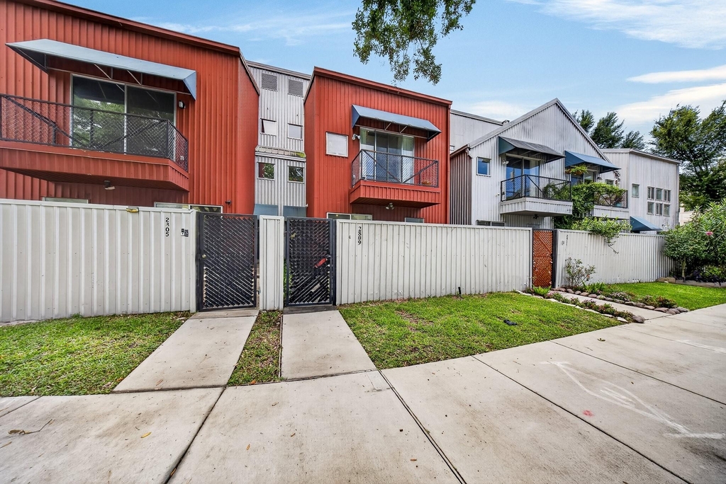 2809 Crawford Street - Photo 1