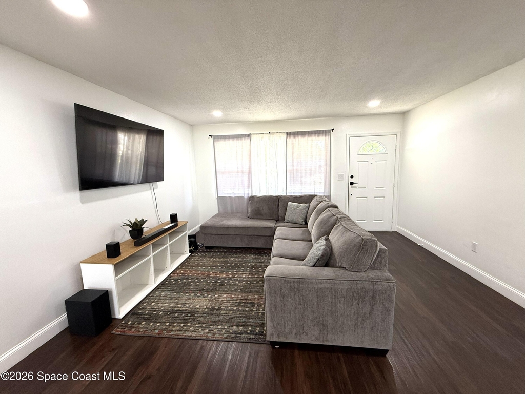668 Hampton Drive Ne - Photo 3