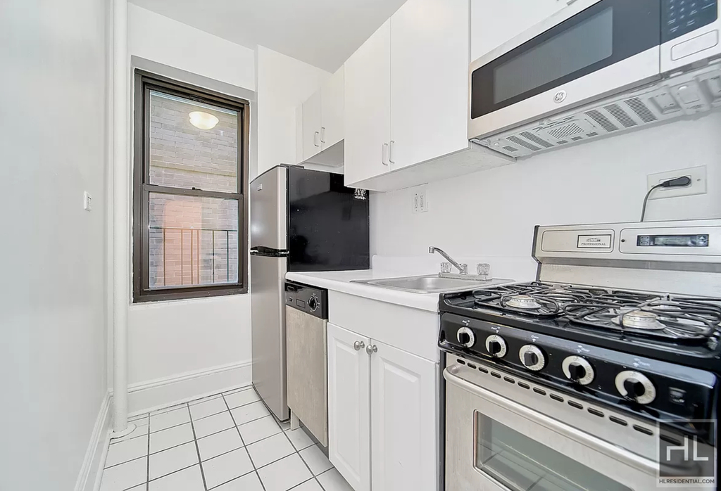 East 24 Street - Photo 3