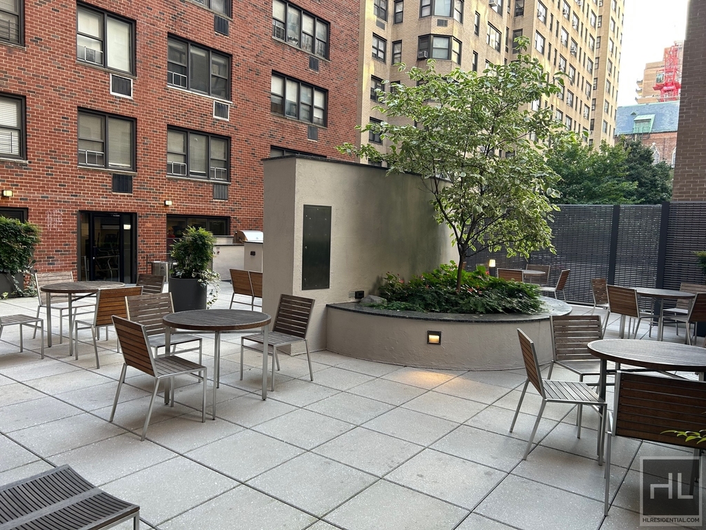 East 79th Street - Photo 10