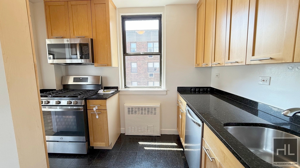 East 79th Street - Photo 4