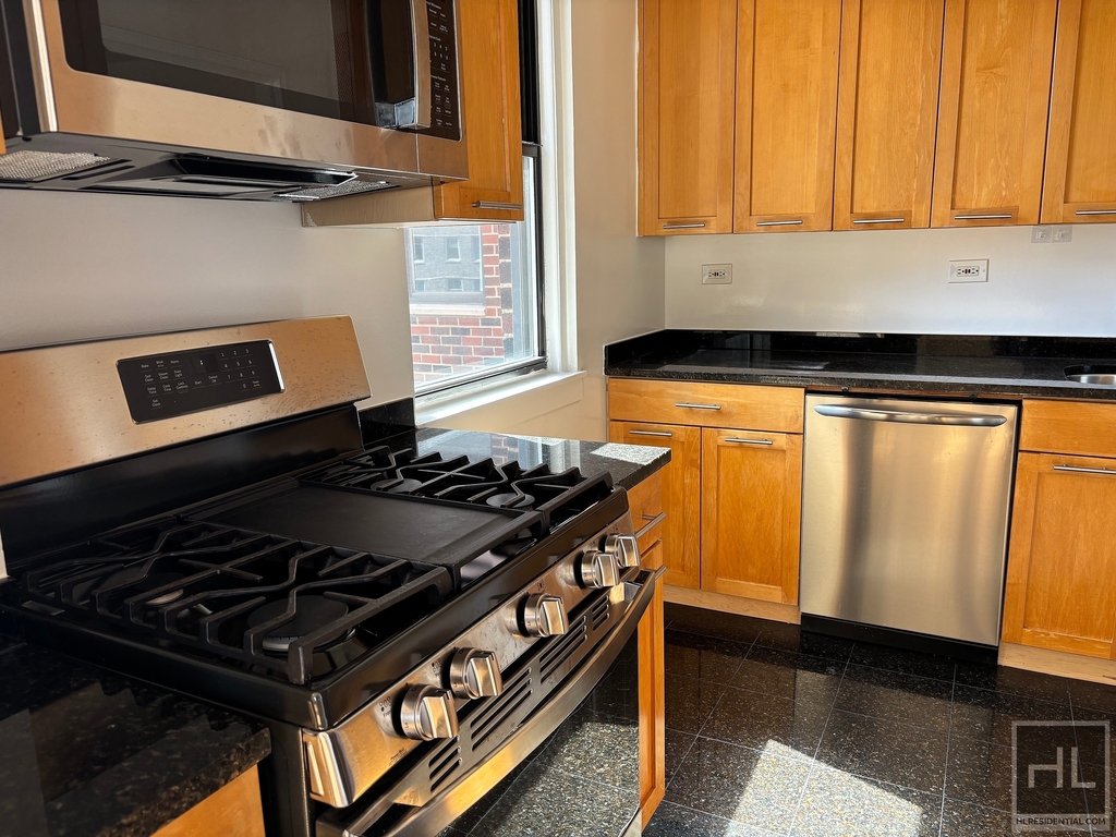 East 79th Street - Photo 6