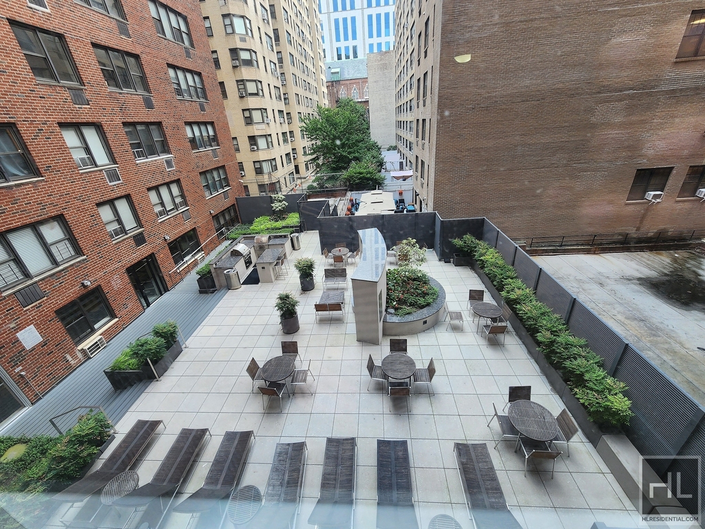 East 79th Street - Photo 11