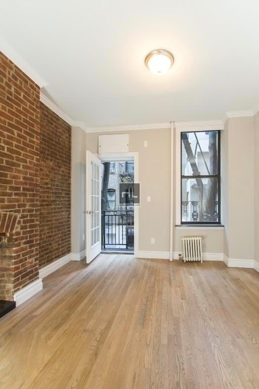E 7th St. - Photo 2