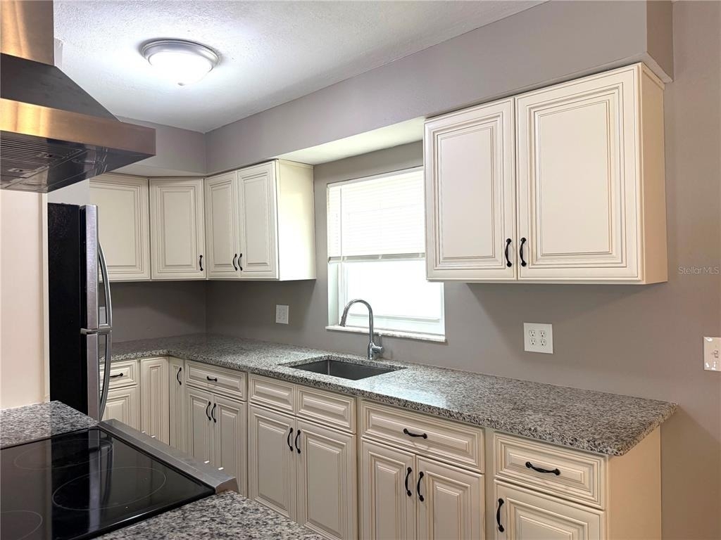 1215 Gatewood Avenue - Photo 6