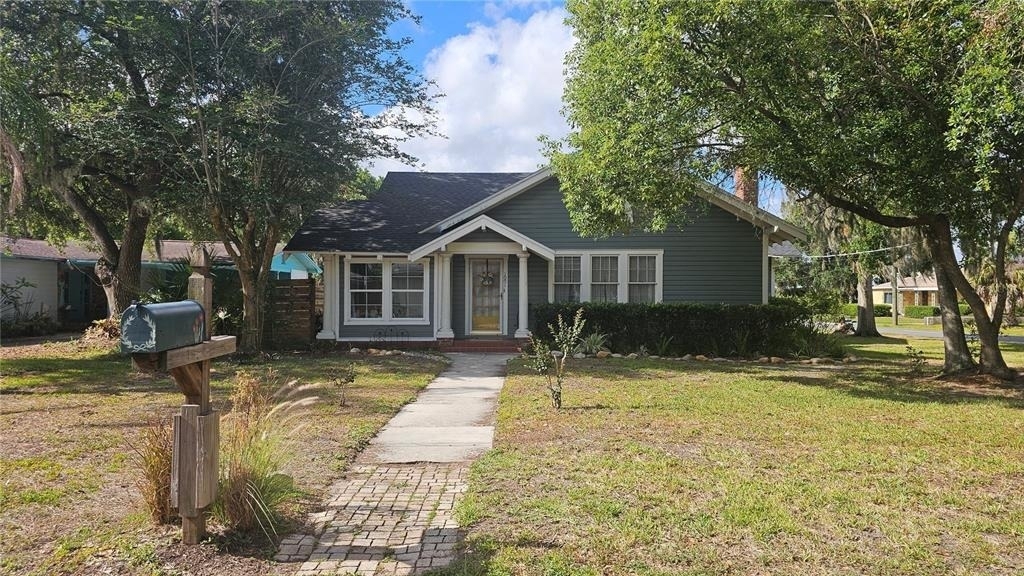 1001 E Gilchrist Street - Photo 0