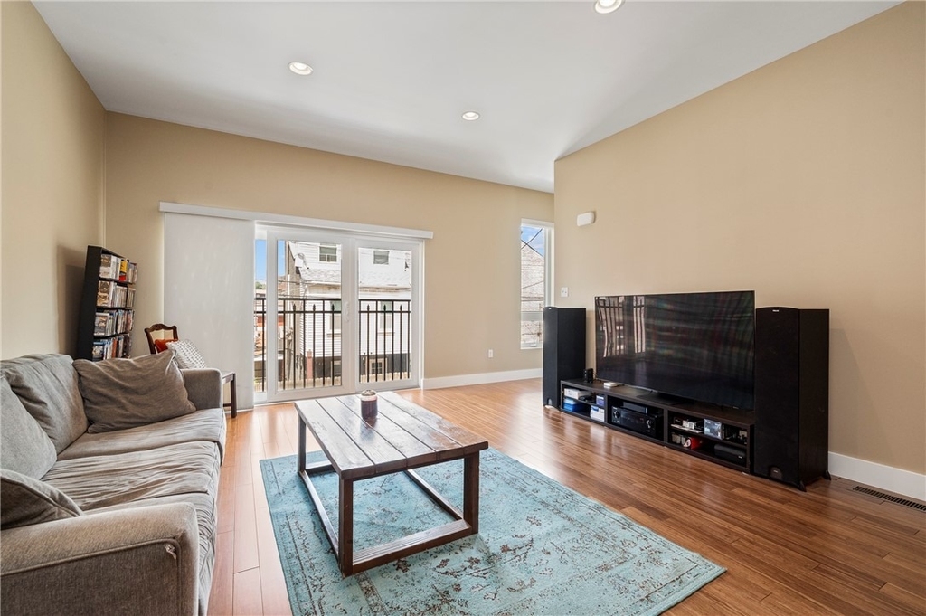 1038 Bradish St - Photo 9