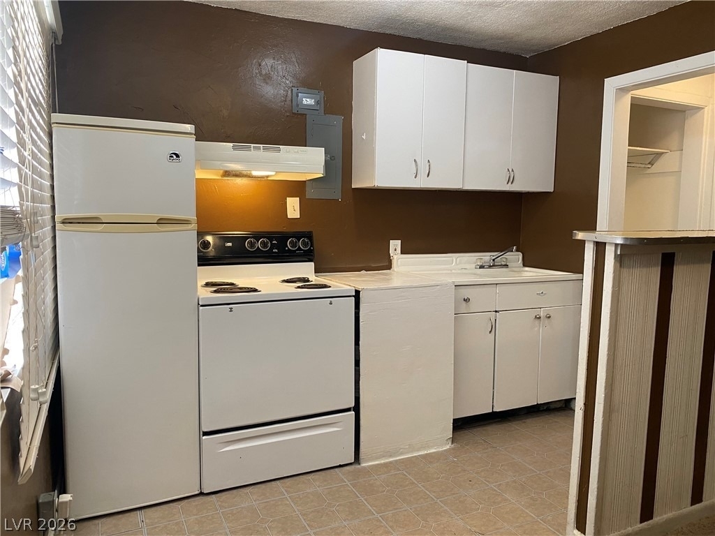 409 W Van Buren Avenue - Photo 2
