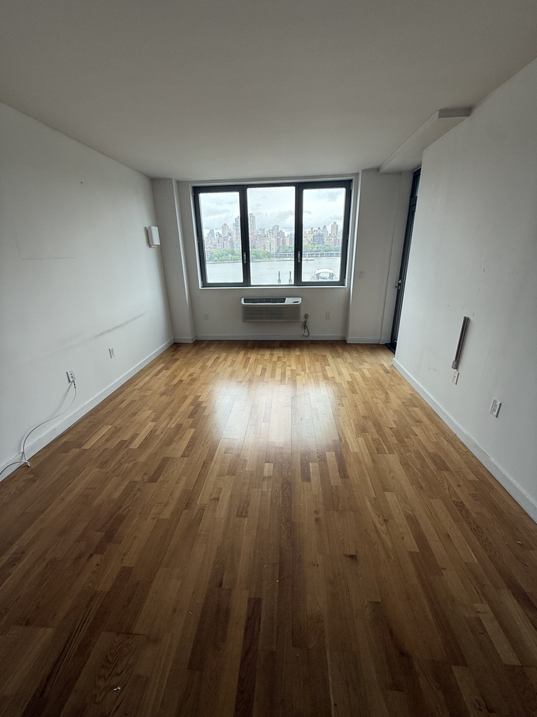30th Rd, Astoria, NY 11102 - Photo 8