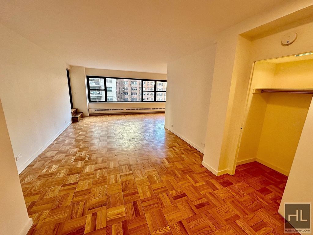 East 55 Street - Photo 1