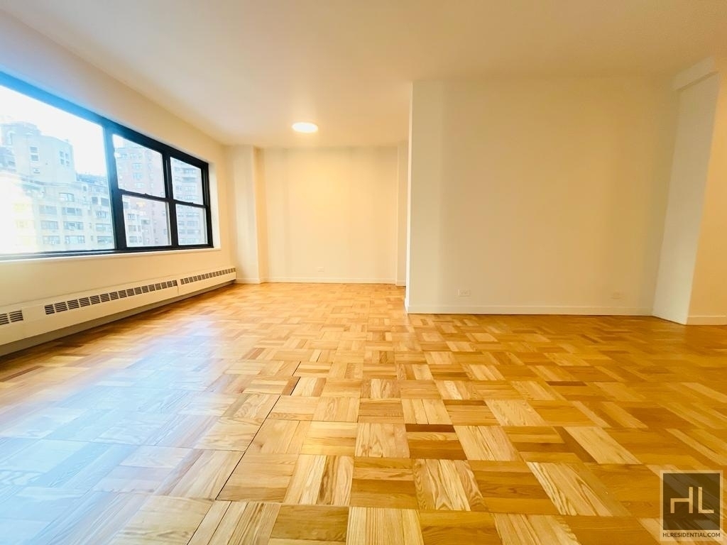 East 55 Street - Photo 2