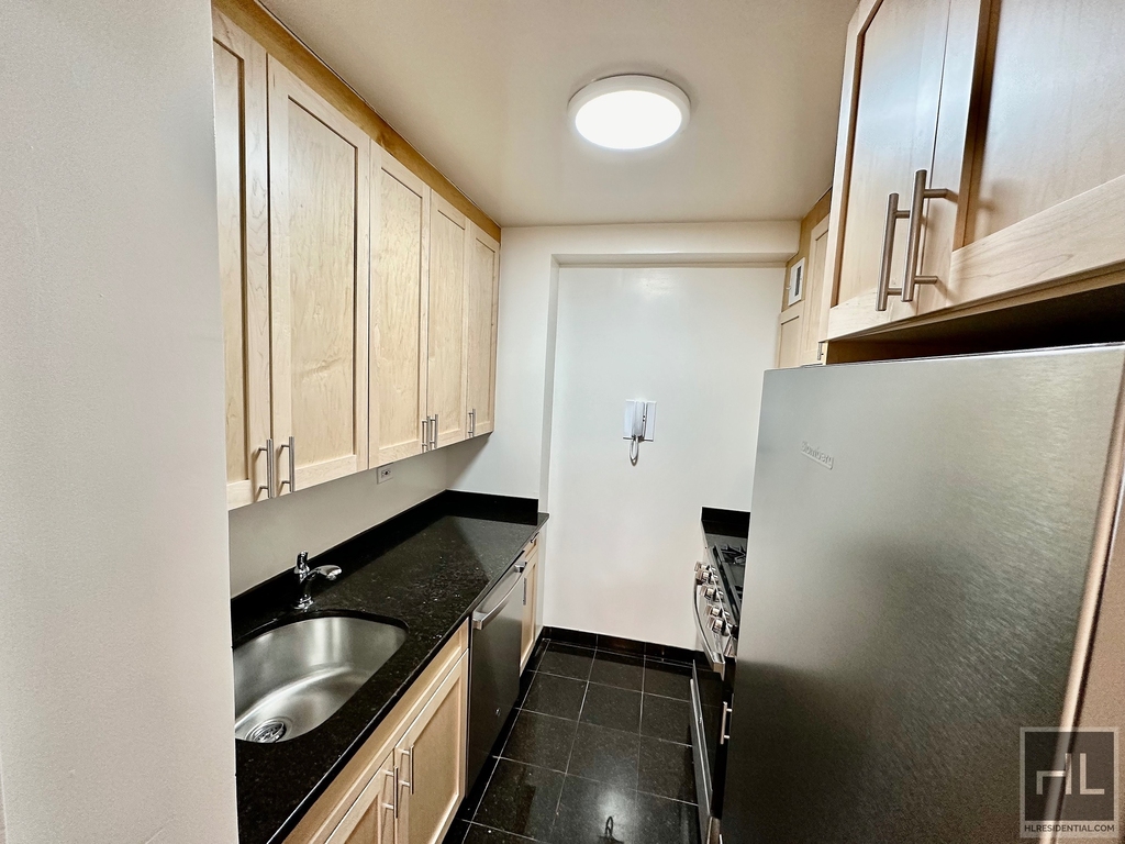East 55 Street - Photo 8