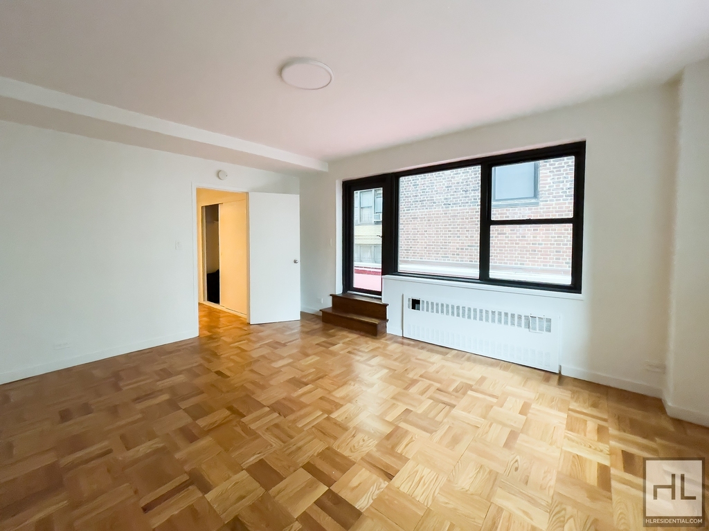 East 55 Street - Photo 3