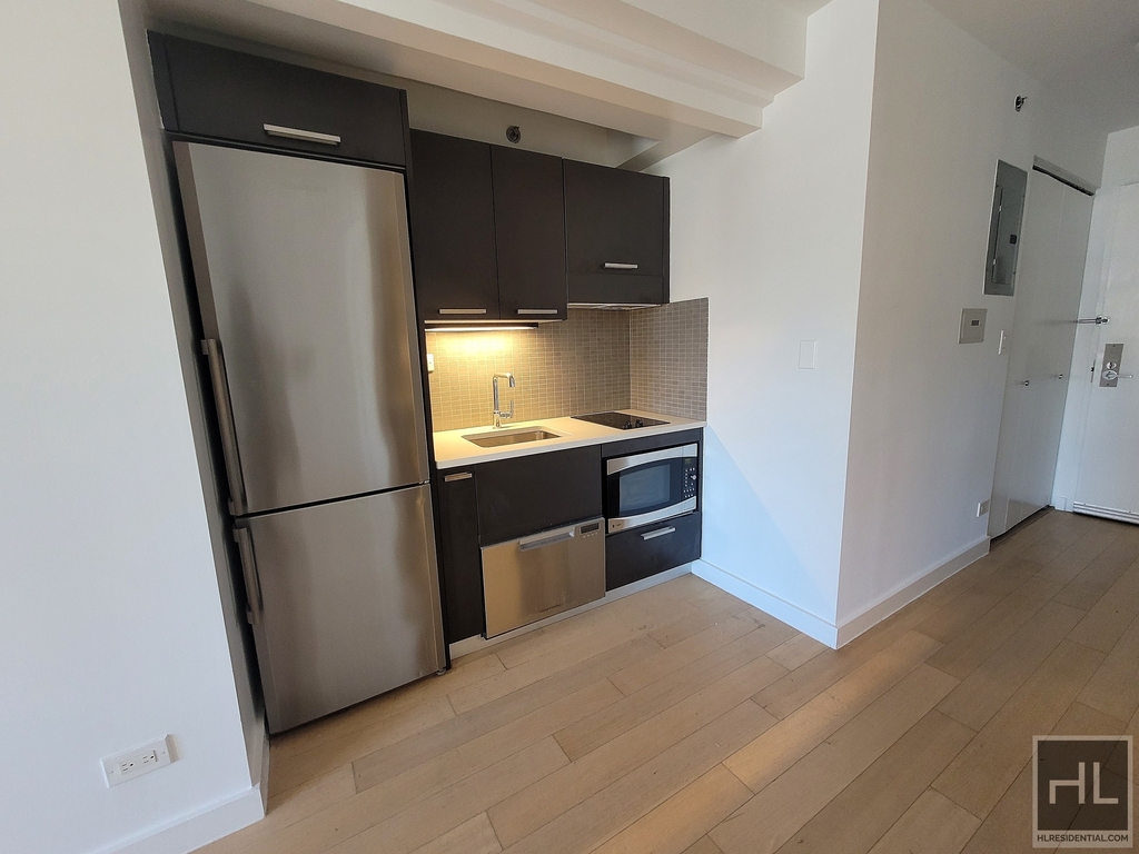 East 39th Street - Photo 5