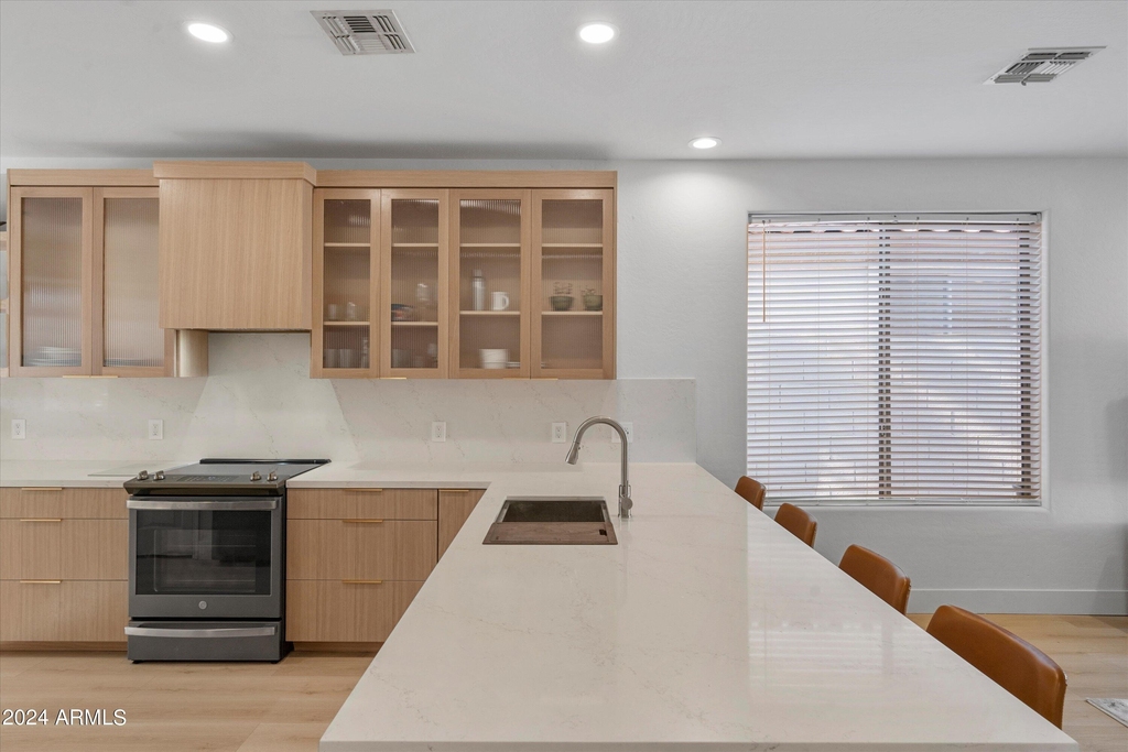 1084 E Susan Lane - Photo 0