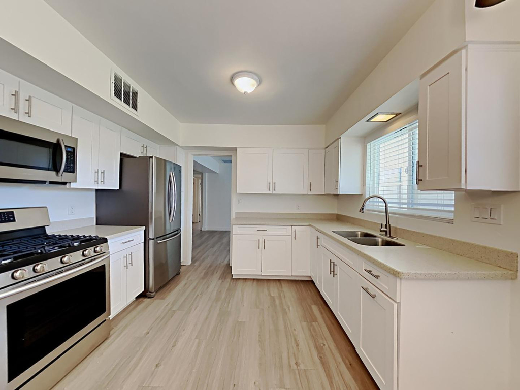 2431 W Shady Glen Avenue - Photo 1