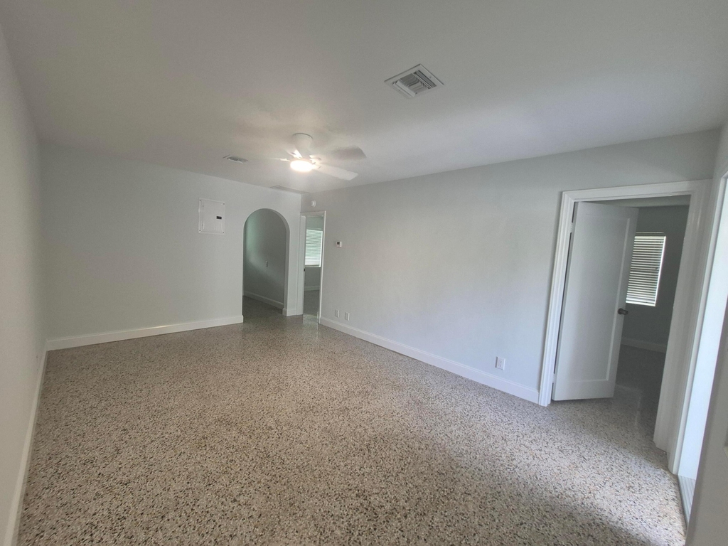 1119 Ne 17th Avenue - Photo 2