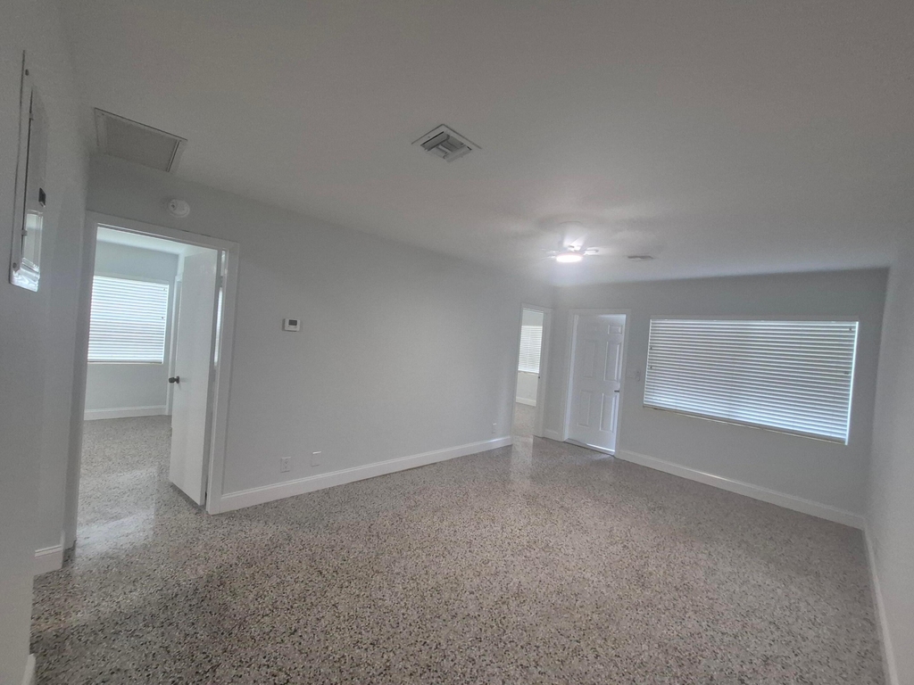 1119 Ne 17th Avenue - Photo 3